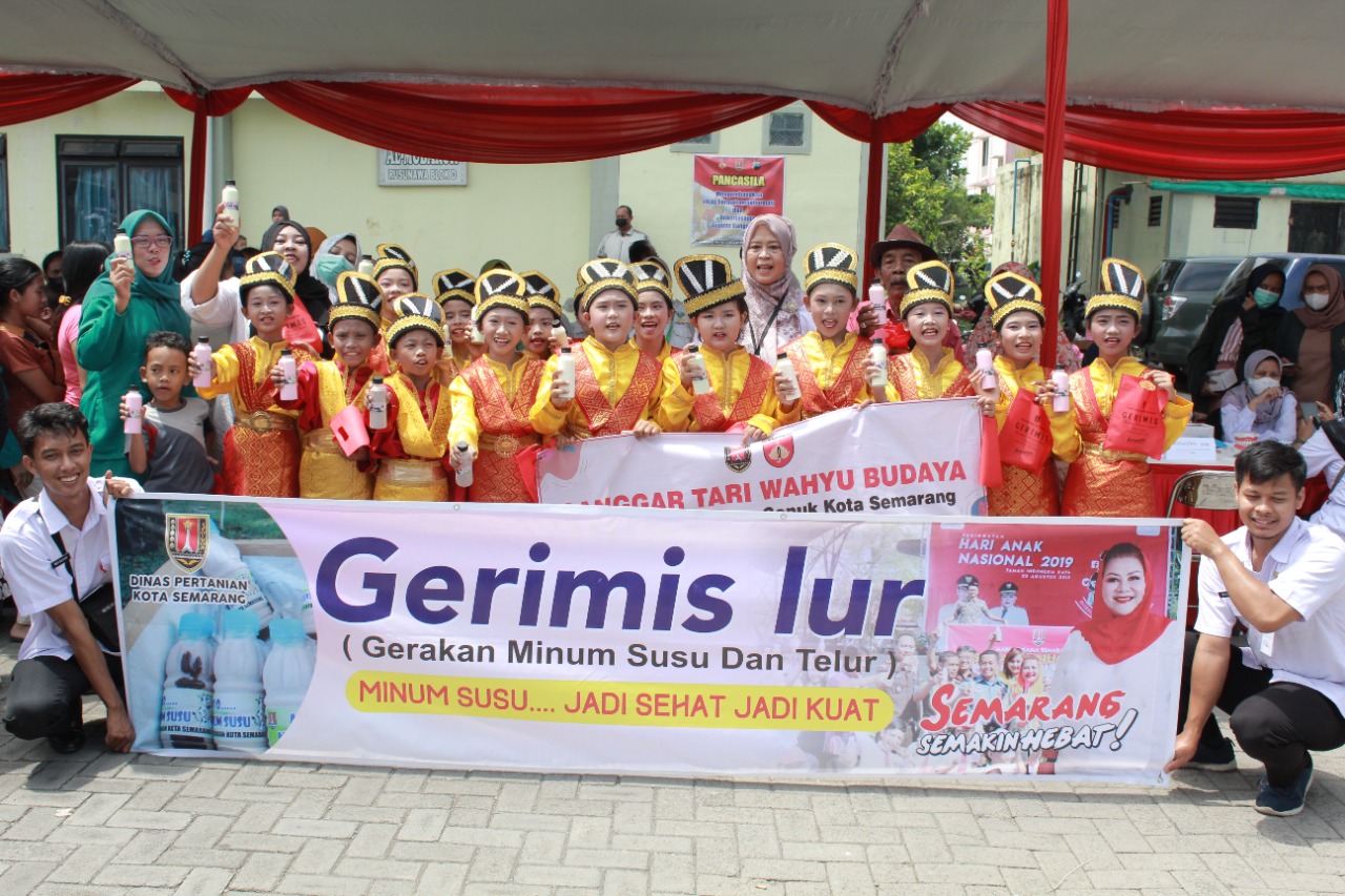 Pembagian Paket Gerimis (Gerakan Minum Susu) Bagi Warga Rusunawa dan Anak Sekolah di Kelurahan Kudu
